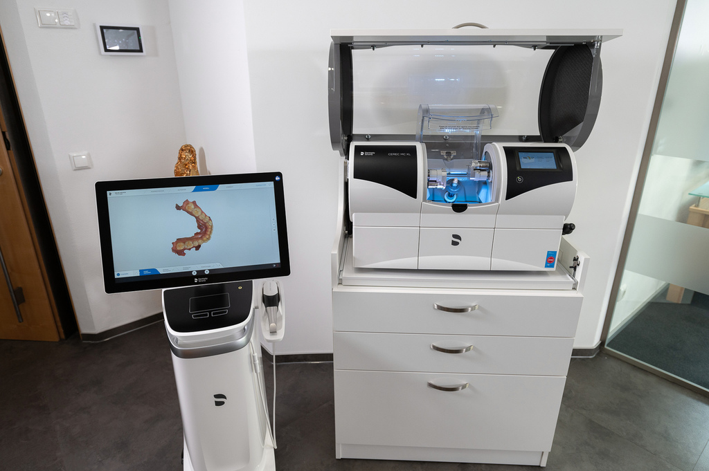 CEREC-Scanner und Fräse im Eingangsbereich
